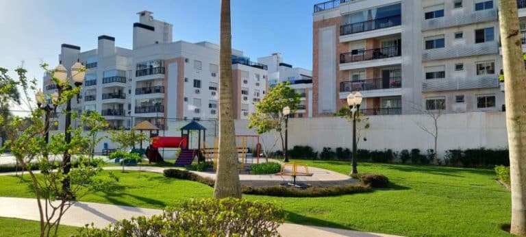 Apartamento para alugar – 3 quartos sendo 1 suíte e demi-suíte – Abraão | Florianópolis/SC.