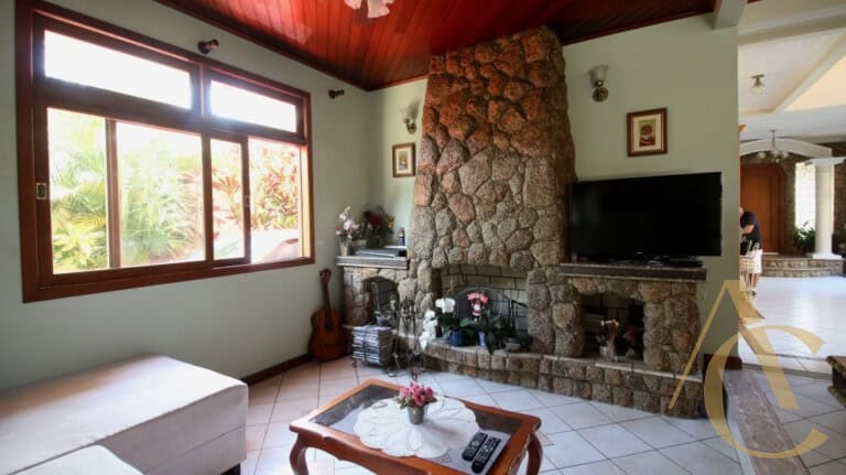 Casa residencial para alugar, com 330,00m², 1 suíte, 4 quartos, Estreito – Florianópolis, SC.