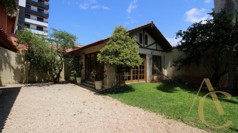 Casa residencial para alugar, com 330,00m², 1 suíte, 4 quartos, Estreito – Florianópolis, SC.