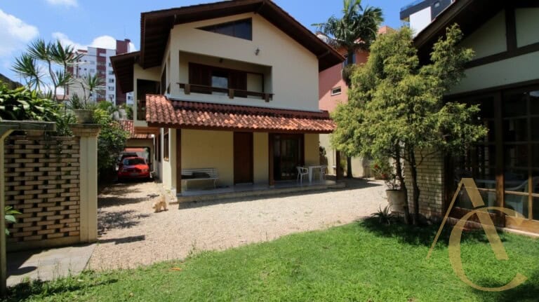 Casa residencial para alugar, com 330,00m², 1 suíte, 4 quartos, Estreito – Florianópolis, SC.