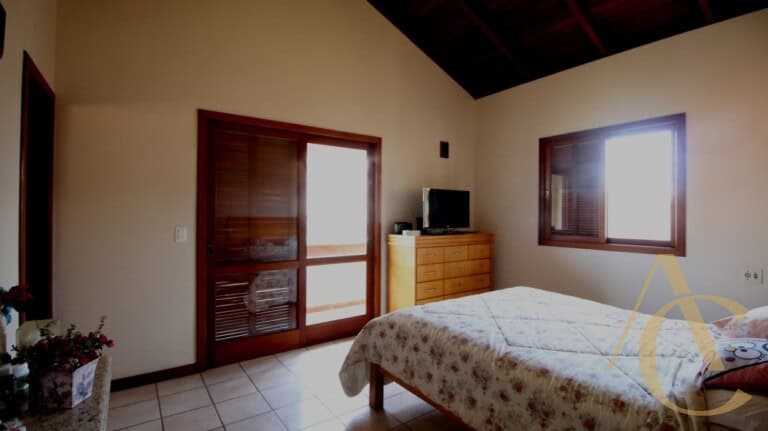 Casa residencial para alugar, com 330,00m², 1 suíte, 4 quartos, Estreito – Florianópolis, SC.