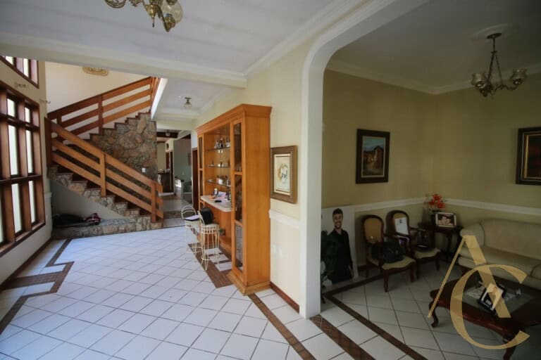 Casa residencial para alugar, com 330,00m², 1 suíte, 4 quartos, Estreito – Florianópolis, SC.