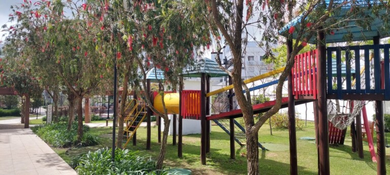 Apartamento para alugar – 3 quartos sendo 1 suíte e demi-suíte – Abraão | Florianópolis/SC.