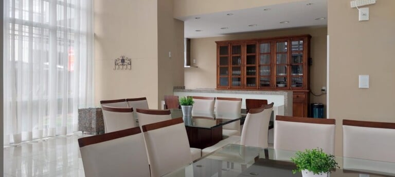 Apartamento para alugar – 3 quartos sendo 1 suíte e demi-suíte – Abraão | Florianópolis/SC.