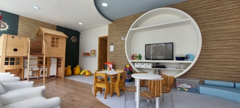 Apartamento para alugar – 1 suíte e 2 demi-suítes –  Abraão – Florianópolis/SC.