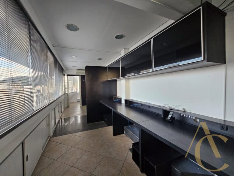 Sala/ático para alugar – Mobiliado – Centro – Florianópolis/SC.