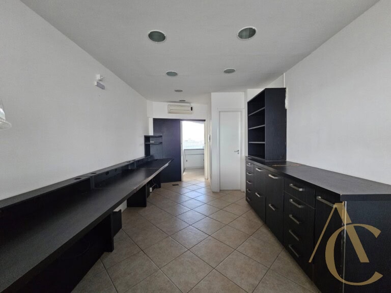 Sala/ático para alugar – Mobiliado – Centro – Florianópolis/SC.