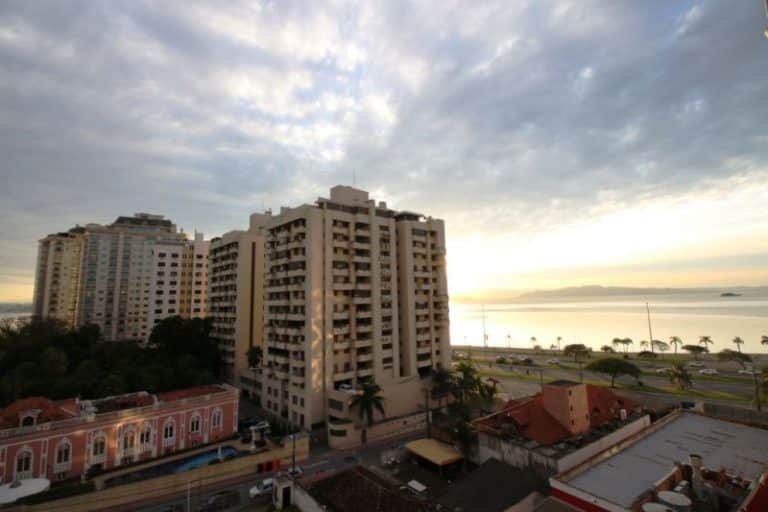 Apartamento para locação – 3 suítes, 3 vagas de garagem – Agronômica – Florianópolis, SC.