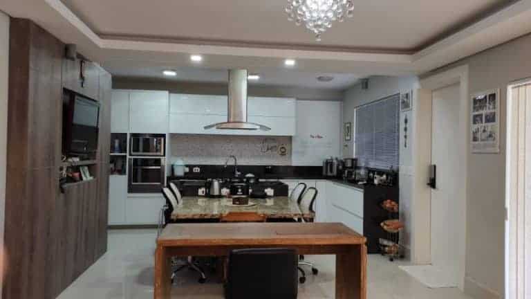 Casa à venda, 3 suítes, 4 vagas de garagem – Cacupé – Florianópolis, SC.