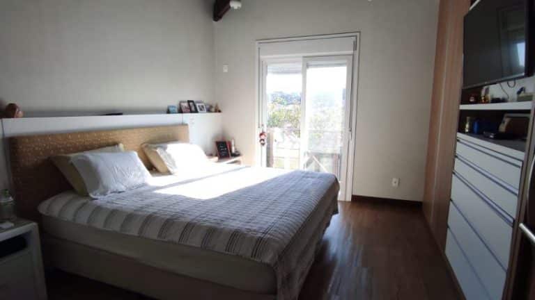 Casa à venda, 3 suítes, 4 vagas de garagem – Cacupé – Florianópolis, SC.