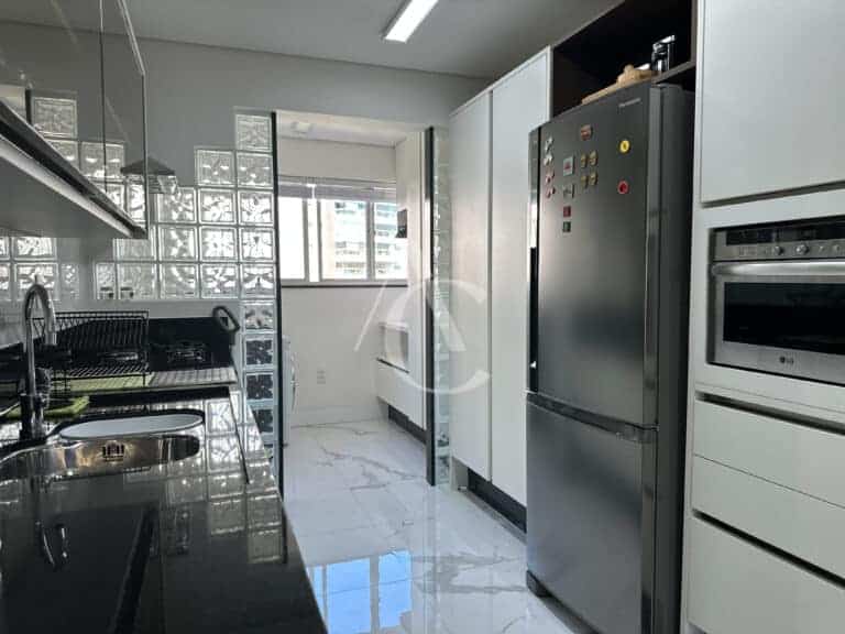 Apartamento à venda, 2 suítes, 2 vagas de garagem – Centro – Florianópolis, SC.