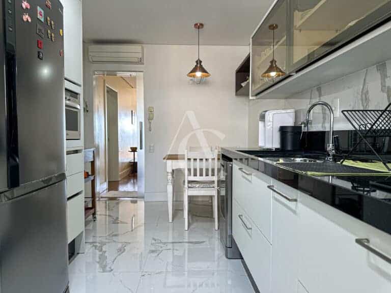 Apartamento à venda, 2 suítes, 2 vagas de garagem – Centro – Florianópolis, SC.