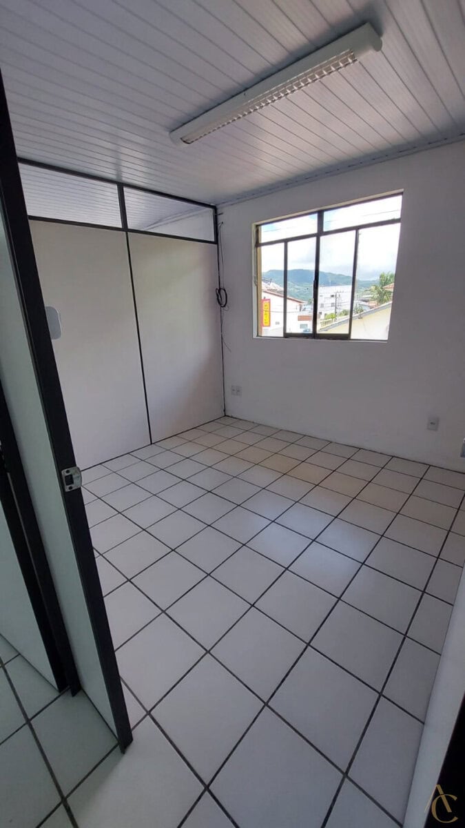 Sala para alugar, com 100.00m² – Centro, Paulo Lopes,SC.