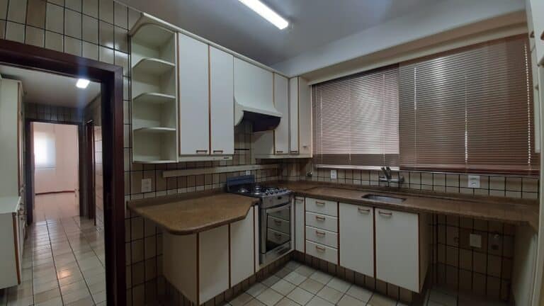 Apartamento para alugar vista mar, 4 quartos sendo 2 suítes, 4 vagas de garagem, piscina – Centro – Florianópolis, SC.