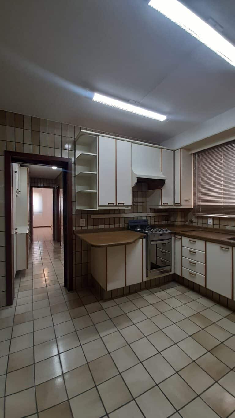 Apartamento para alugar vista mar, 4 quartos sendo 2 suítes, 4 vagas de garagem, piscina – Centro – Florianópolis, SC.