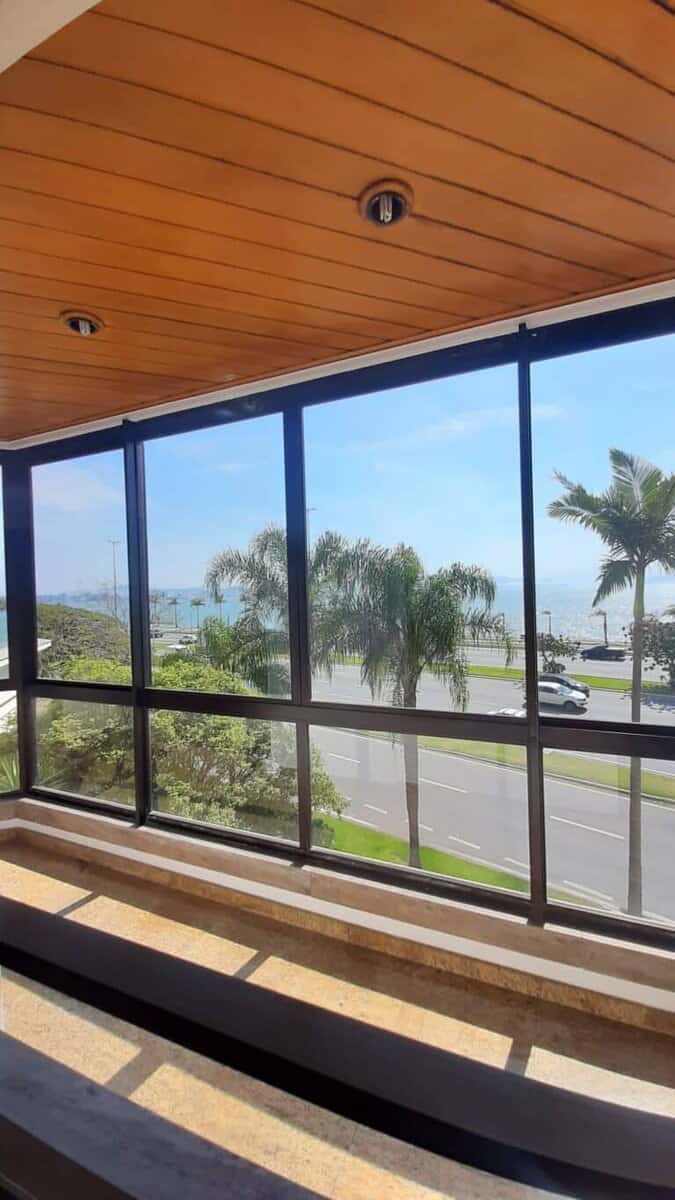 Apartamento para alugar vista mar, 4 quartos sendo 2 suítes, 4 vagas de garagem, piscina – Centro – Florianópolis, SC.