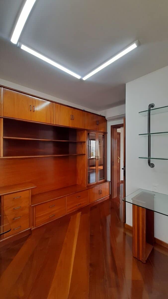 Apartamento para alugar vista mar, 4 quartos sendo 2 suítes, 4 vagas de garagem, piscina – Centro – Florianópolis, SC.