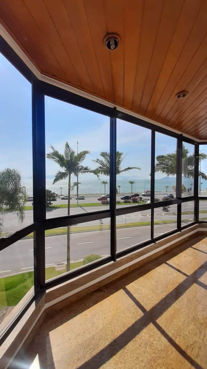 Apartamento para alugar vista mar, 4 quartos sendo 2 suítes, 4 vagas de garagem, piscina – Centro – Florianópolis, SC.