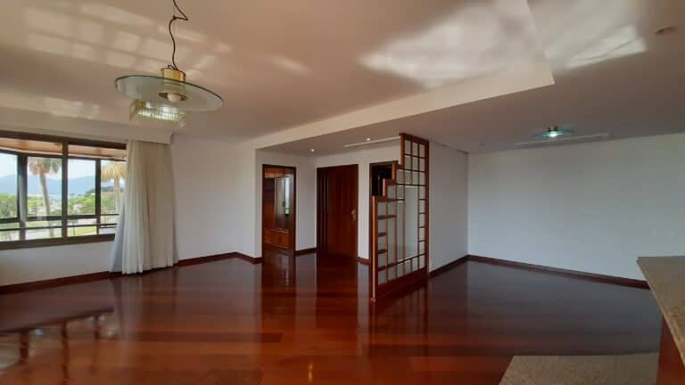 Apartamento para alugar vista mar, 4 quartos sendo 2 suítes, 4 vagas de garagem, piscina – Centro – Florianópolis, SC.