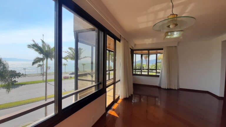 Apartamento para alugar vista mar, 4 quartos sendo 2 suítes, 4 vagas de garagem, piscina – Centro – Florianópolis, SC.