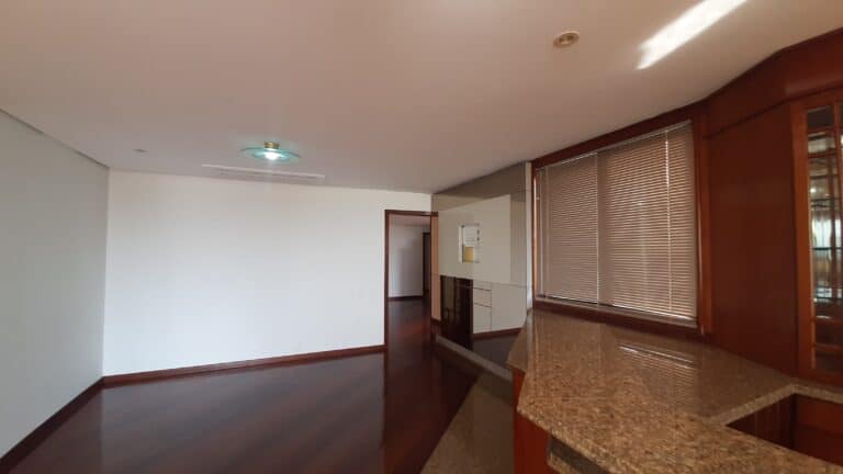 Apartamento para alugar vista mar, 4 quartos sendo 2 suítes, 4 vagas de garagem, piscina – Centro – Florianópolis, SC.