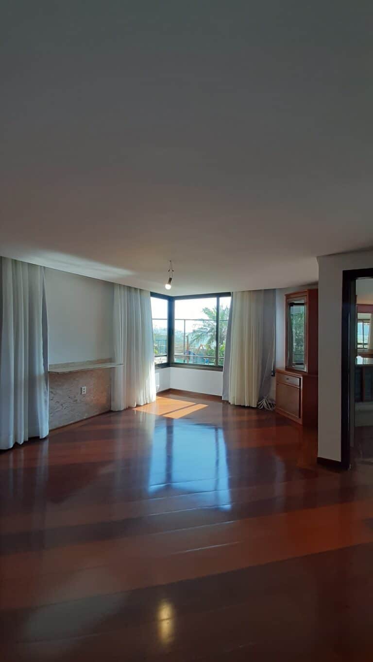 Apartamento para alugar vista mar, 4 quartos sendo 2 suítes, 4 vagas de garagem, piscina – Centro – Florianópolis, SC.