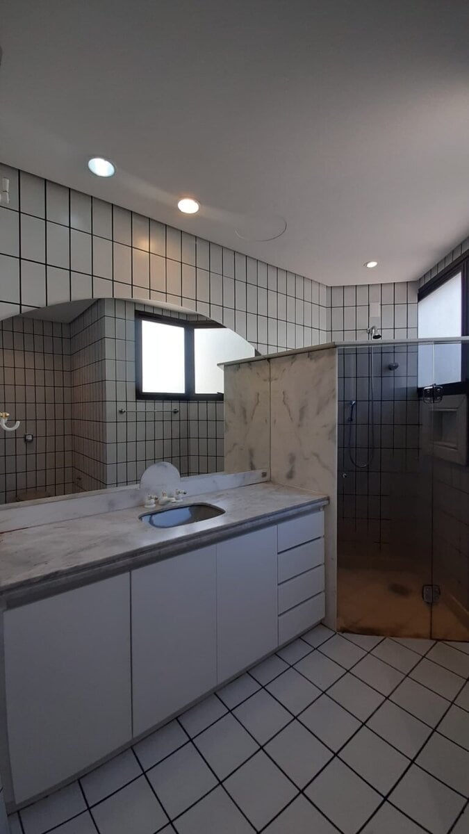 Apartamento para alugar vista mar, 4 quartos sendo 2 suítes, 4 vagas de garagem, piscina – Centro – Florianópolis, SC.