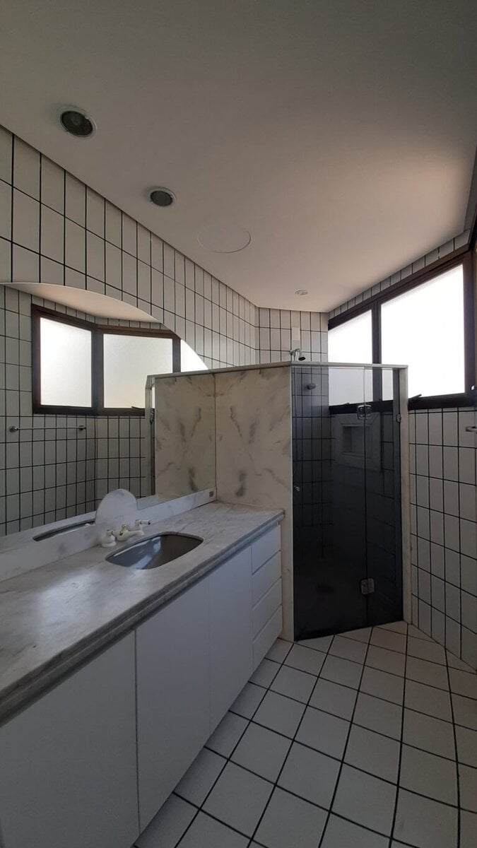 Apartamento para alugar vista mar, 4 quartos sendo 2 suítes, 4 vagas de garagem, piscina – Centro – Florianópolis, SC.