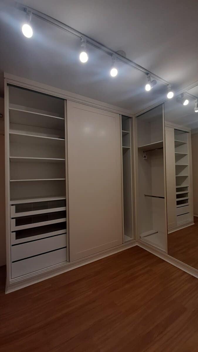 Apartamento para alugar vista mar, 4 quartos sendo 2 suítes, 4 vagas de garagem, piscina – Centro – Florianópolis, SC.