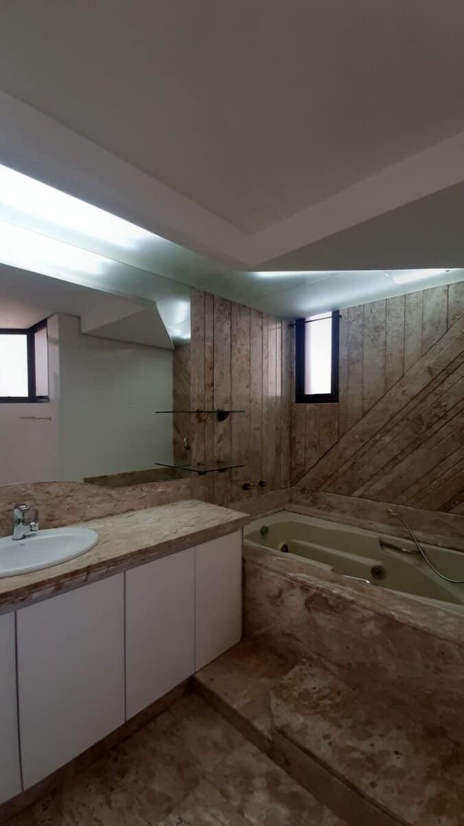 Apartamento para alugar vista mar, 4 quartos sendo 2 suítes, 4 vagas de garagem, piscina – Centro – Florianópolis, SC.