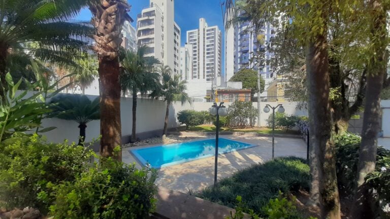 Apartamento para alugar vista mar, 4 quartos sendo 2 suítes, 4 vagas de garagem, piscina – Centro – Florianópolis, SC.