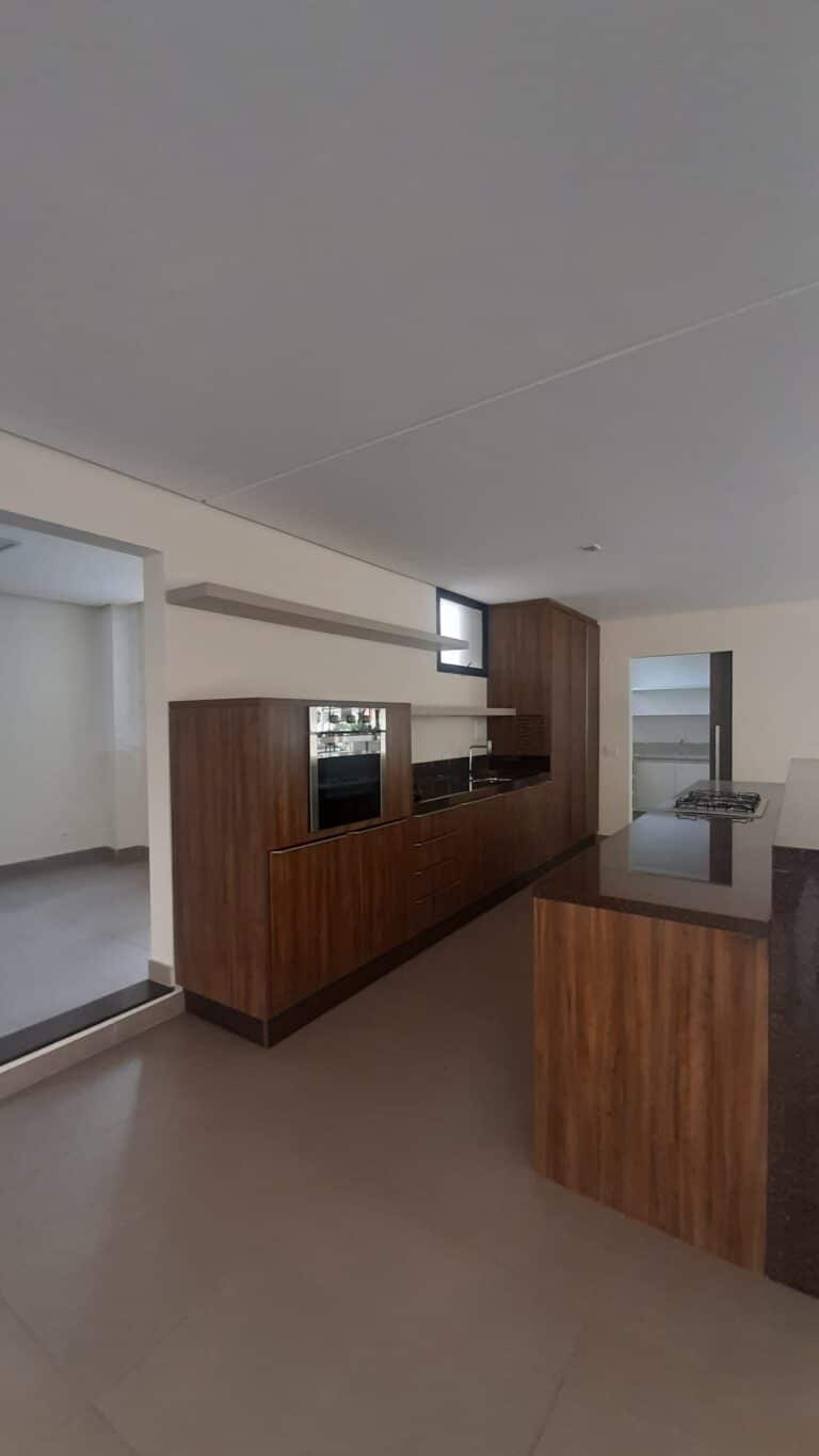 Apartamento para alugar vista mar, 4 quartos sendo 2 suítes, 4 vagas de garagem, piscina – Centro – Florianópolis, SC.
