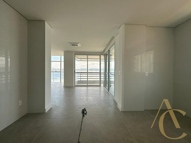 Apartamento à venda – 3 suítes – 3 vagas de garagem – Florianópolis, SC.