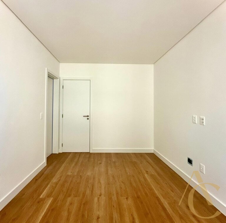 Apartamento à venda – 3 suítes – 3 vagas de garagem – Florianópolis, SC.