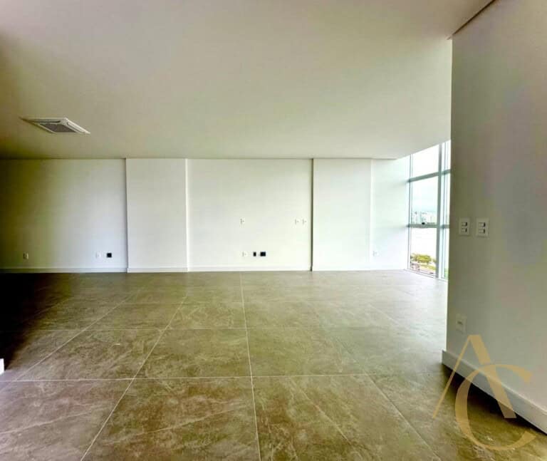 Apartamento à venda – 3 suítes – 3 vagas de garagem – Florianópolis, SC.