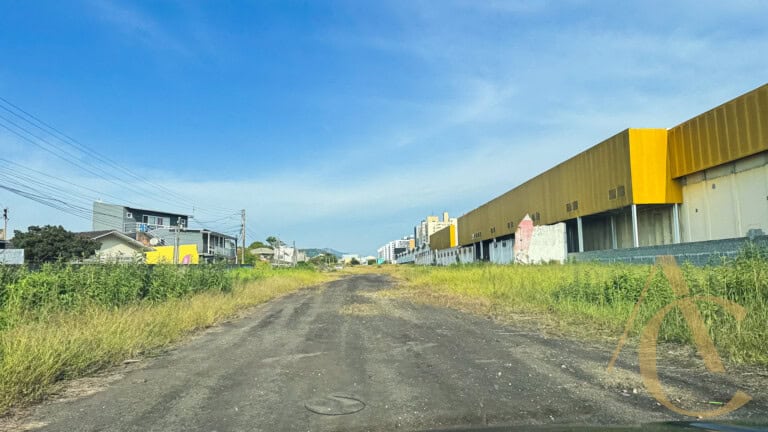 Terreno para locação, as margens da BR 101, São José, SC.