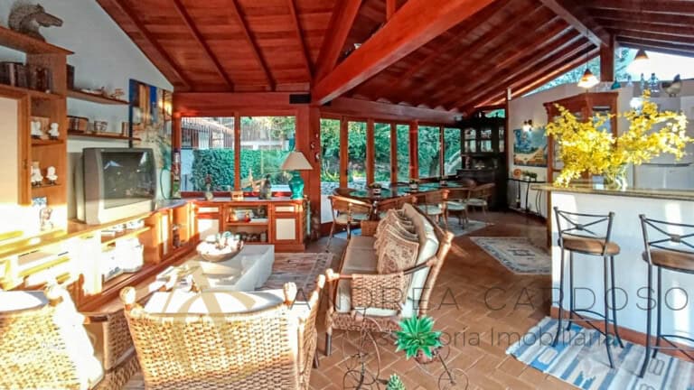 Casa à venda com piscina, espaço gourmet e pomar – Centro, Florianópolis/ SC.