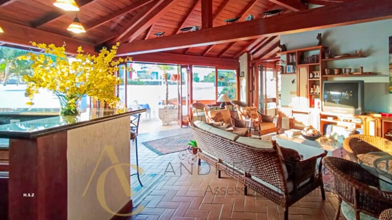 Casa à venda com piscina, espaço gourmet e pomar – Centro, Florianópolis/ SC.