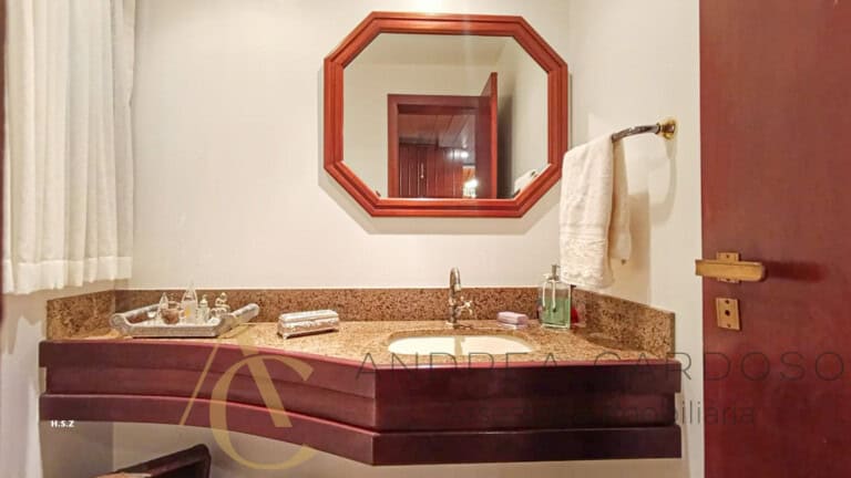 Casa à venda com piscina, espaço gourmet e pomar – Centro, Florianópolis/ SC.