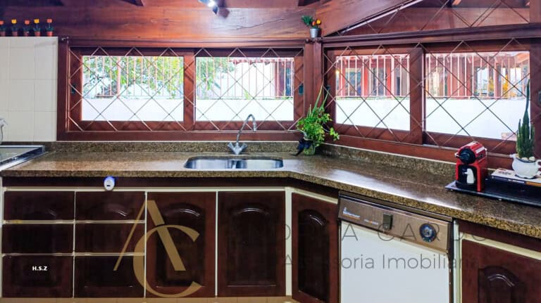 Casa à venda com piscina, espaço gourmet e pomar – Centro, Florianópolis/ SC.