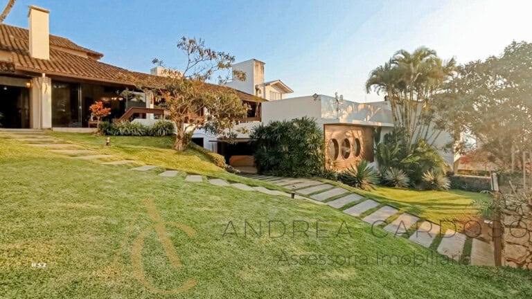 Casa à venda com piscina, espaço gourmet e pomar – Centro, Florianópolis/ SC.
