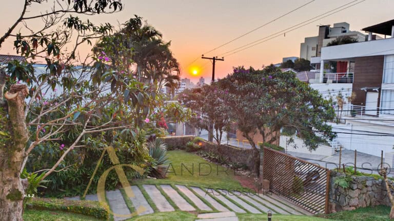 Casa à venda com piscina, espaço gourmet e pomar – Centro, Florianópolis/ SC.