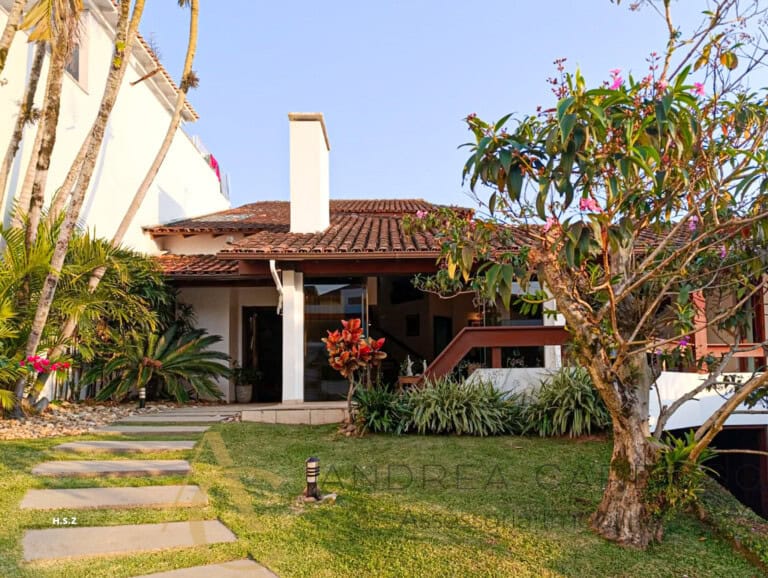 Casa à venda com piscina, espaço gourmet e pomar – Centro, Florianópolis/ SC.