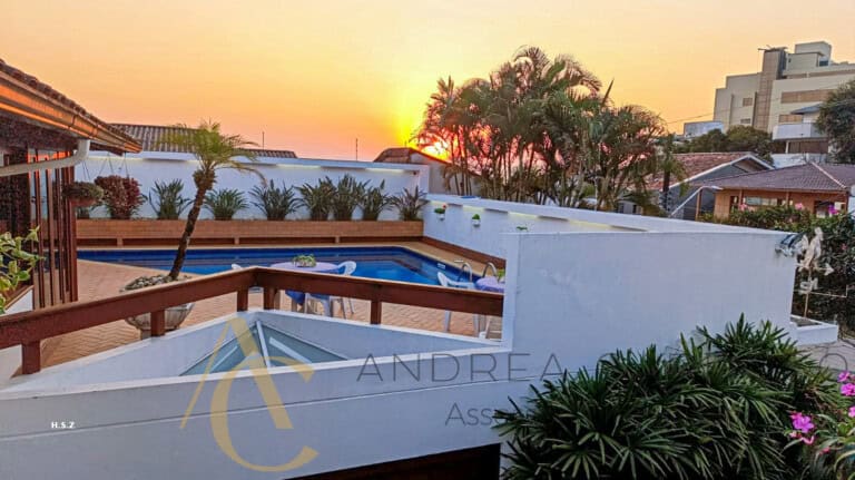 Casa à venda com piscina, espaço gourmet e pomar – Centro, Florianópolis/ SC.