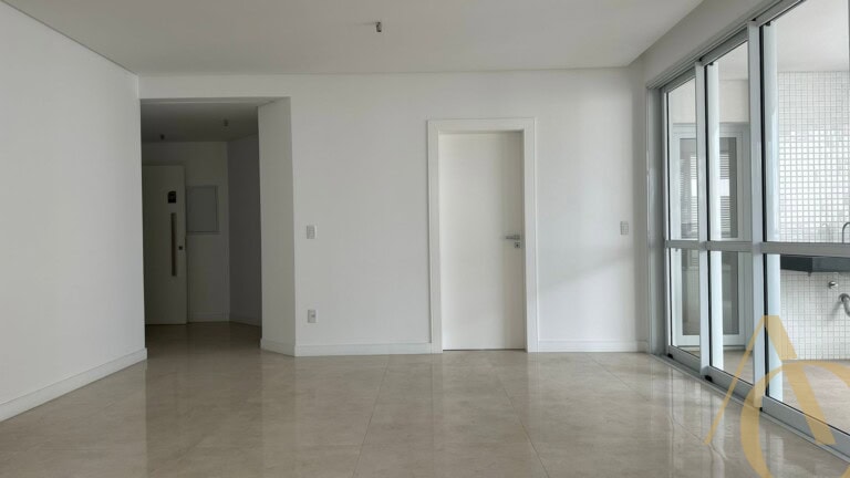 Apartamento à venda – 3 quartos sendo 1 suíte com banheira – São José/SC.