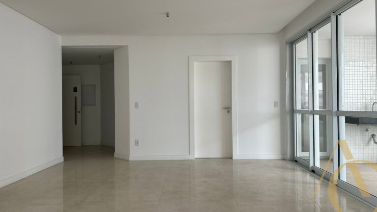 Apartamento à venda – 3 quartos sendo 1 suíte com banheira – São José/SC.