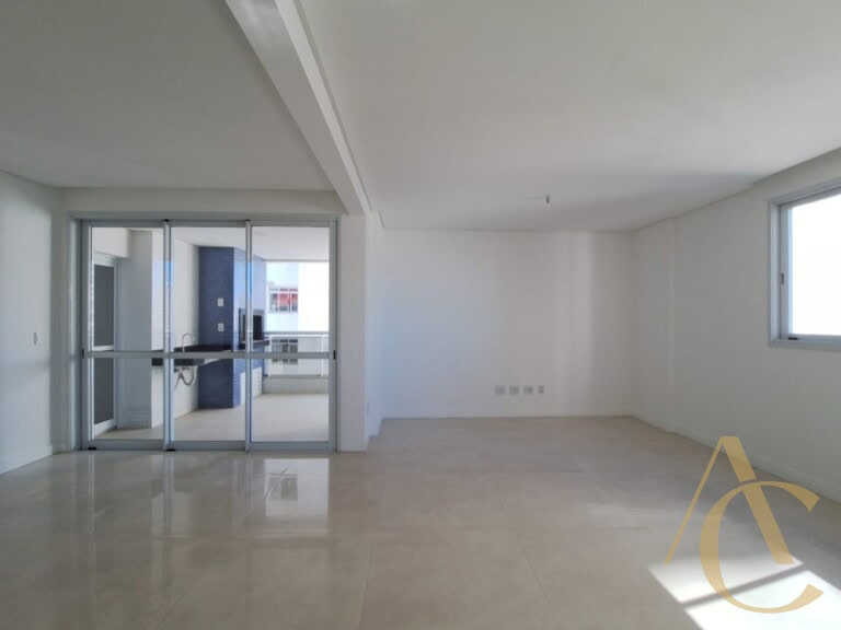 Apartamento à venda – 3 quartos sendo 1 suíte com sacada – São José/SC.