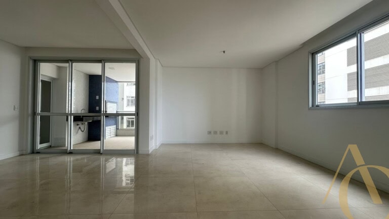 Apartamento à venda – 3 quartos sendo 1 suíte com banheira – São José/SC.