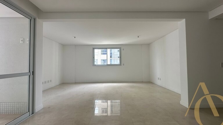 Apartamento à venda – 3 quartos sendo 1 suíte com banheira – São José/SC.