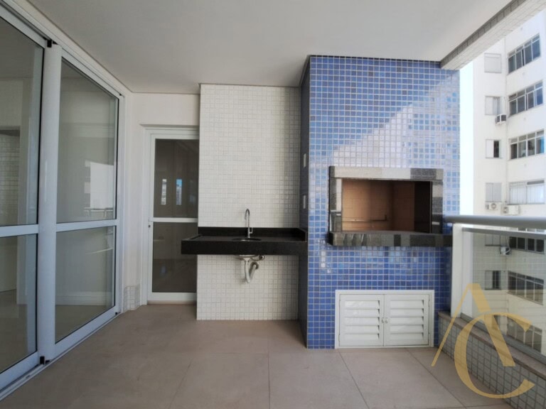 Apartamento à venda – 3 quartos sendo 1 suíte com sacada – São José/SC.